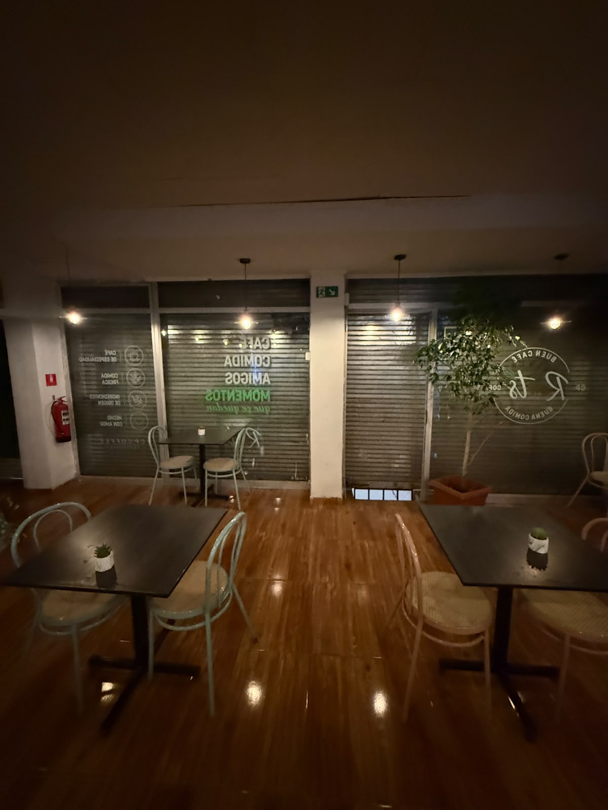 Interior de Roots CP Coffee Restaurant