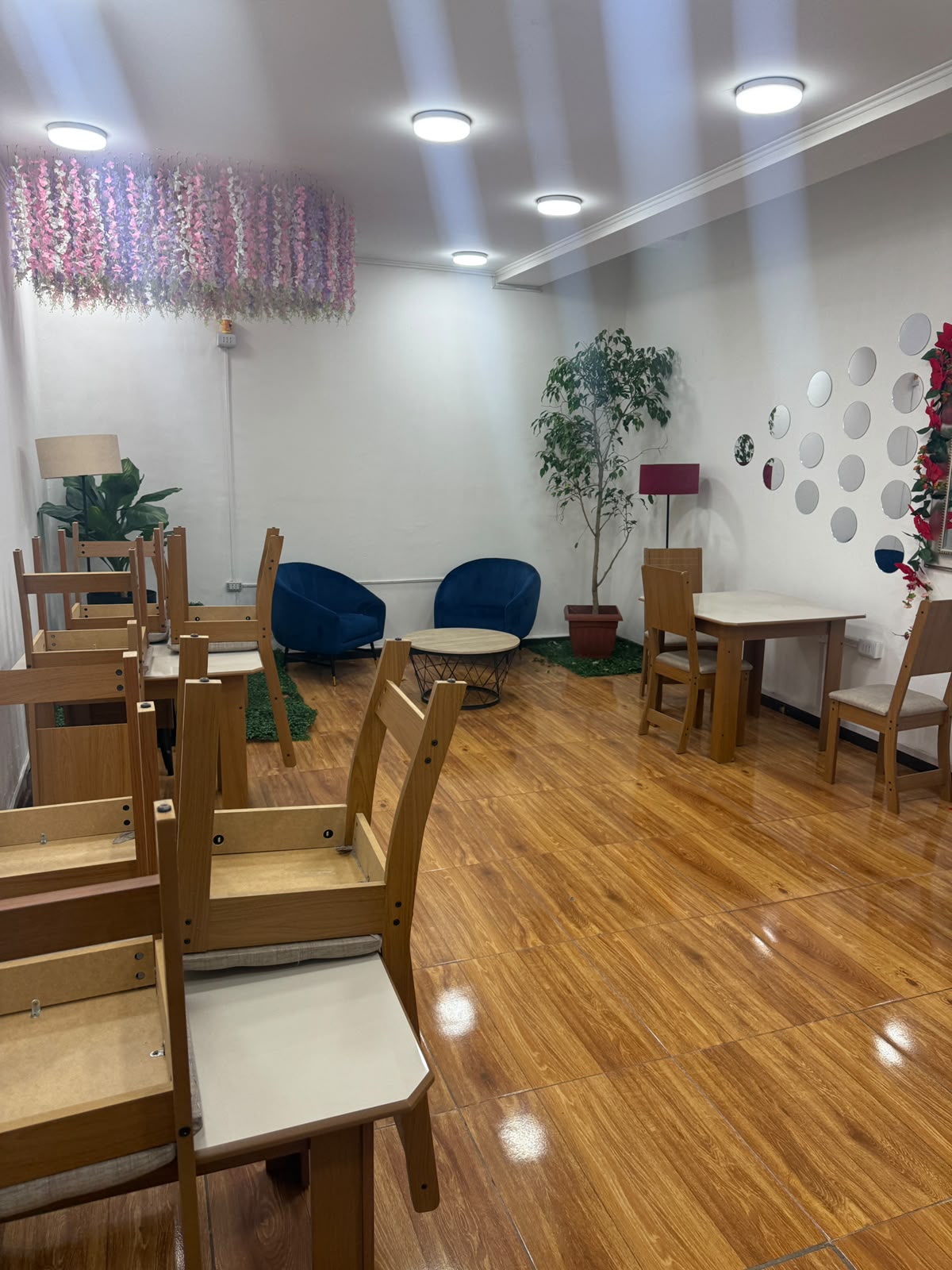 Espacio interior decorado de Roots CP Coffee Restaurant